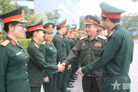 L'accueil du général de division Vanthong Bouttavong, chef adjoint de l'état-major général de l'Armée populaire lao. Photo : VNA