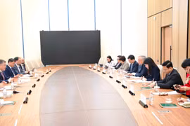 Le vice-Premier ministre permanent Nguyen Hoa Binh a tenu une séance de travail avec le gouverneur de la Banque centrale du Kazakhstan. Photo : VNA