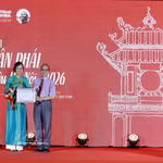 Le Grand Prix Bui Xuan Phai – Pour l’amour de Hanoï 2026 décerné au poète Bang Viet. Photo: VNA