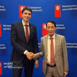 Le général de corps d’armée Lê Quôc Hung, vice-ministre vietnamien de la Sécurité publique (droite) et Adam Šimice, vice-ministre tchèque de la Justice chargé des affaires internationales, du droit européen, à Prague en octobre 2026. Photo: VNA