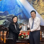 Le président du Comité populaire de la province centrale de Quang Tri, Lê Hông Vinh (droite) et l’ambassadrice des États-Unis au Vietnam, Jennifer Wicks. Photo : VNA