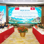 La 20e réunion au niveau provincial réunit les délégations des gardes-frontières des quatre provinces vietnamiennes de Diên Biên, Lai Châu, Tuyên Quang et Lao Cai et celle de la Station générale d’inspection des gardes-frontières à l’entrée et à la sortie du Yunnan, en Chine. Photo: VNA