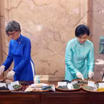 Les deux épouses participent à la confection de coussins thermiques garnis de plantes traditionnelles, notamment de gingembre, de cannelle, d’anis étoilé, d’eucalyptus et de cassia tora. Photo : VNA