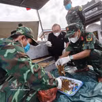 Les forces du Commandement militaire de la ville de Da Nang (Centre) procèdent à l’exhumation des restes de 17 soldats morts pour la Patrie, inhumés dans une fosse commune au village de Go Cao, commune de Thu Bon. Photo: VNA