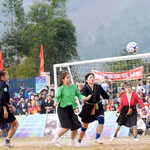 Un match lors de Coupe VTV de football féminin des minorités ethniques du Vietnam. Photo: VNA 