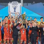 Le président de la FIFA, Gianni Infantino, remet le trophée de l’ASEAN Cup 2026 à l’équipe nationale vietnamienne. Photo : VNA