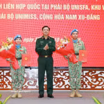 Le général de corps d’armée Nguyen Truong Thang, membre du Comité central du Parti et vice-ministre de la Défense (milieu), remet des décisions à deux officiers. Photo: VNA