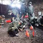 Les cadres et combattants de l'équipe K74 déploient les travaux de recherche et de regroupement des dépouilles de martyrs. Photo. VNA
