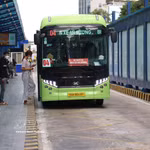 De nombreux habitants de Hô Chi Minh-Ville profitent de la gratuité des bus. Photo : VNA