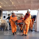 Transport du patient étranger à terre pour recevoir des soins. Photo: VNA