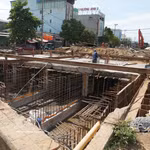 Le chantier de construction, avec la pose d’armatures métalliques et le coulage de béton recouvrant le canal souterrain, contribue à la collecte des eaux pluviales et à la lutte contre les inondations à Da Nang. Photo: VNA