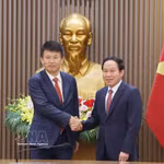 Le vice-Premier ministre Lê Tiên Châu (droite) et le professeur Hongbin Cai, doyen de la Faculté de commerce de l’Université de Hong Kong (Chine). Photo: VNA