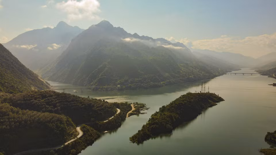 Paysage de la rivière Da et des montagnes majestueuses. Photo: VNA