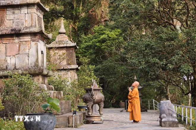 Devant la pagode Ngoa Vân se trouve le stupa Phât Hoàng destiné à conserver les cendres du roi-bouddha après sa crémation. Photo : VNA