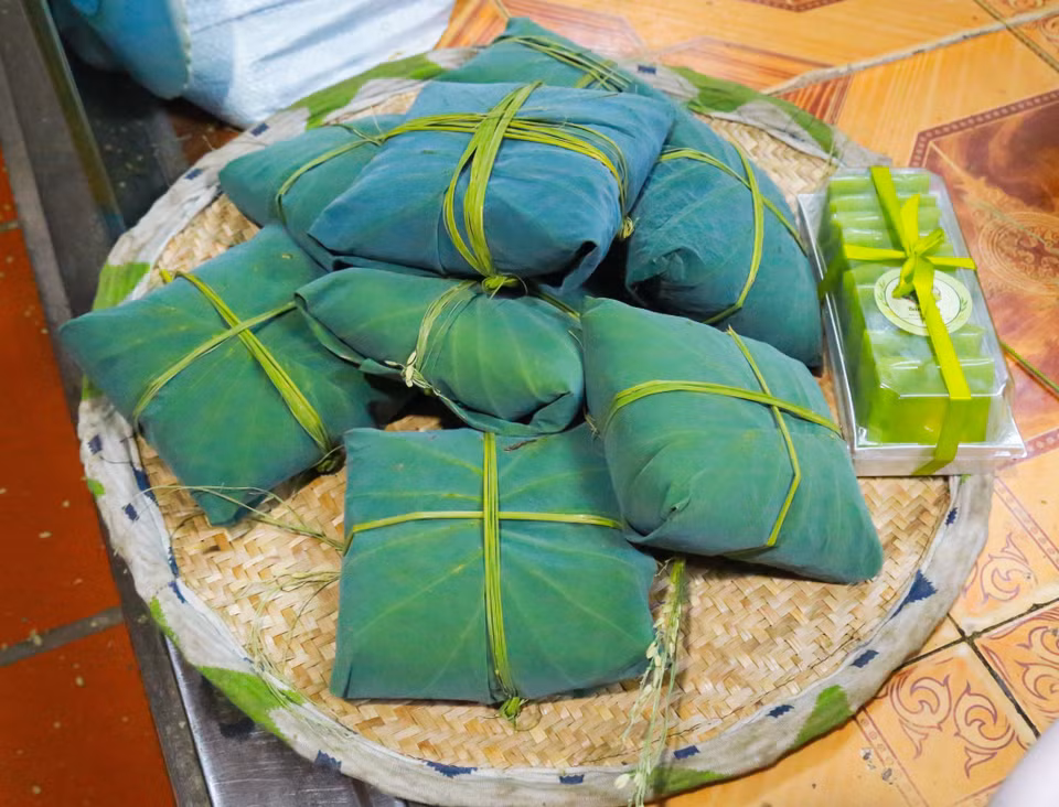La vendeuse enveloppe dans une feuille de lotus une quantité allant de 100-200 grammes jusqu’à un kilo. Photo : VNA