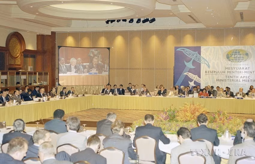 La session de la 10e Conférence ministérielle de l'APEC à Kuala Lumpur (Malaisie), tenue le 14 novembre 1998. Lors de la séance d'ouverture, le Vietnam, la Russie et le Pérou ont été admis à l'APEC, portant le nombre total de membres à 21. Photo : The Thuan/VNA