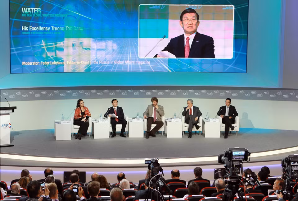 Le président vietnamien Truong Tan Sang prend la parole lors de la séance plénière du Sommet des affaires de l'APEC 2012 sur le thème « L'eau : une nouvelle ressource stratégique mondiale », dans la ville de Vladivostok (Russie, 2012). Photo : Nguyen Khang/VNA