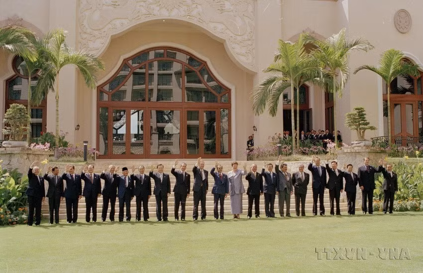 Le Premier ministre vietnamien Phan Van Khai et les chefs des délégations participant au 6e Sommet de l'APEC prennent une photo souvenir à la Palace of the Golden Horses à Kuala Lumpur (Malaisie), le 16 novembre 1998. Photo : The Thuan/VNA