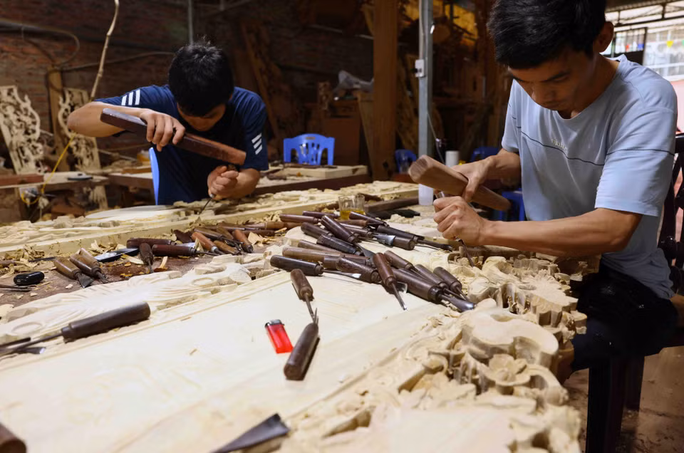 Fabrication d'objets cultuels dans le village de sculptures de Son Dong, dans le district de Hoai Duc. Photo : VNA