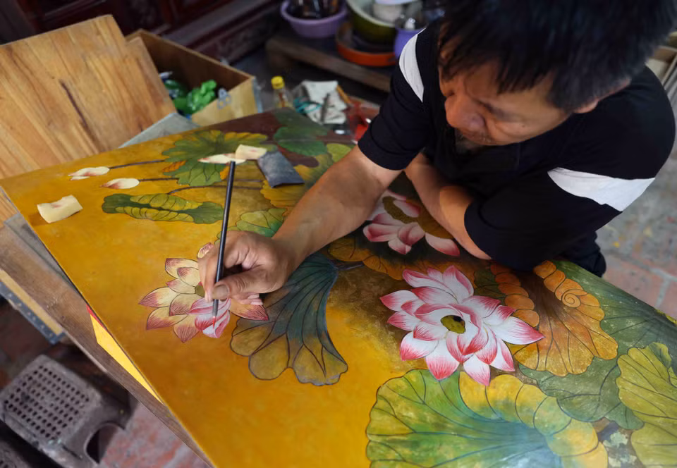 Fabrication de produits au village de la laque de Ha Thai, dans la commune de Duyen Ha, district de Thuong Tin. Photo : VNA
