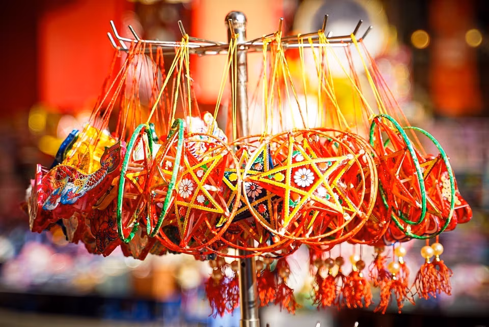 Les jouets traditionnels de la Fête de la mi-automne connaissent aujourd'hui des adaptations, proposant diverses tailles et couleurs pour répondre aux préférences et aux exigences des clients. Photo: VNA