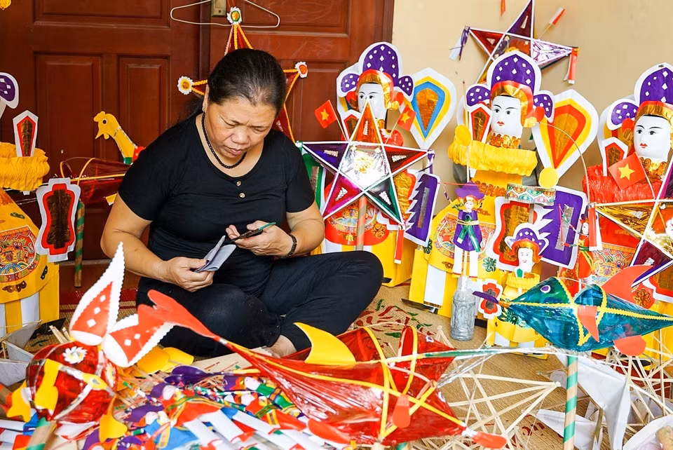 Nguyen Thi Tuyen, dernière artisane du village de jouets folkloriques de Hau Ai, commune de Van Canh, district de Hoai Duc, Hanoï, continue d'exécuter avec minutie chaque étape de la fabrication des jouets traditionnels. Photo: VNA