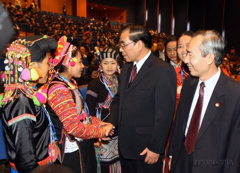 Le secrétaire général du Parti Nong Duc Manh rencontre des représentants de tous les groupes ethniques participant au 7e Congrès national du Front de la Patrie du Vietnam en 2009. Photo: VNA