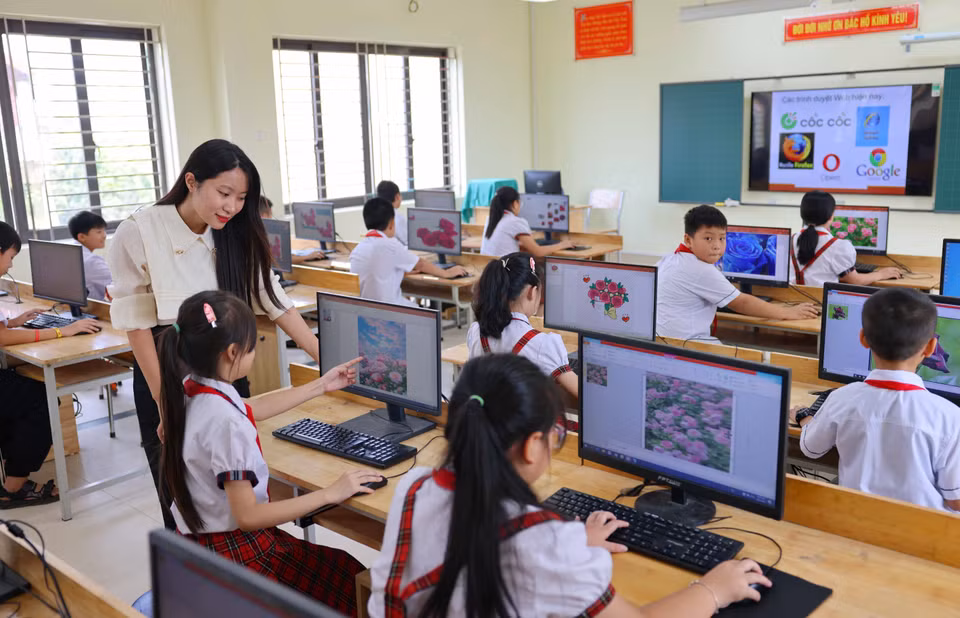 En tant que projet célébrant le 70e anniversaire de la libération de la capitale, l'école primaire Dong Thap (district de Dan Phuong) a été construite selon les normes nationales de niveau 2, avec un design de 3 étages, une superficiee plus de 3 100 m², comprenant des installations annexes telles qu'un terrain de mini-football, une bibliothèque verte, un parking, etc.