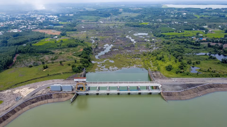 Zone de déversoir de réservoir hydroélectrique vue de l'amont.
