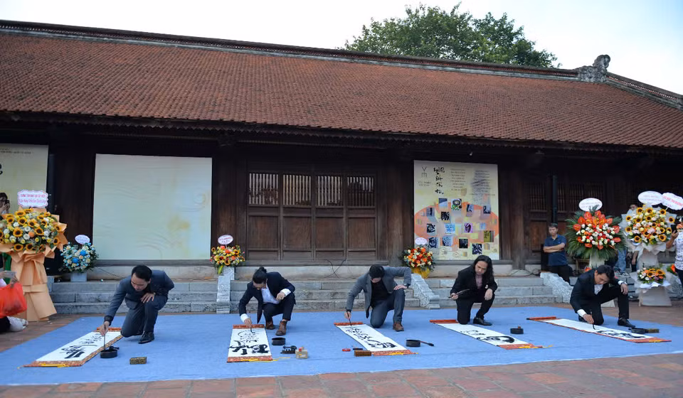 Démontration de calligraphie latinisée (quôc ngu) au Temple de la Littérature - Quoc Tu Giam.