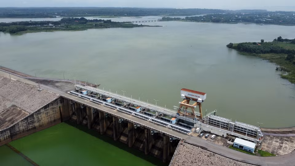 Panorama des 8 vannes du déversoir du barrage hydroélectrique de Tri An, vue de l'aval.