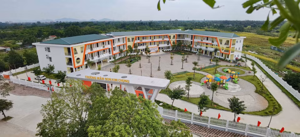 Mis en service en août 2024, l'école maternelle Kim Chung (hameau de Nhue, commune de Kim Chung, district de Dong Anh) s'étend sur une superficie de 8 000 m², avec 16 salles de classe, des salles fonctionnelles, dont une cuisine.