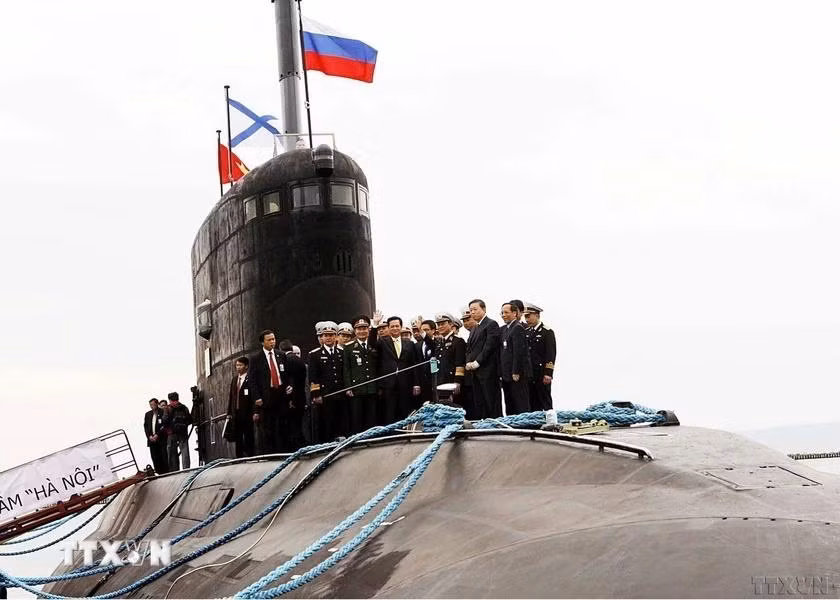 Le 13 mai 2013, lors de sa visite officielle en Russie, le Premier ministre Nguyen Tan Dung rend visite au sous-marin de classe Kilo 636 nommé Hanoï, dans la province russe de Kaliningrad. Photo : VNA