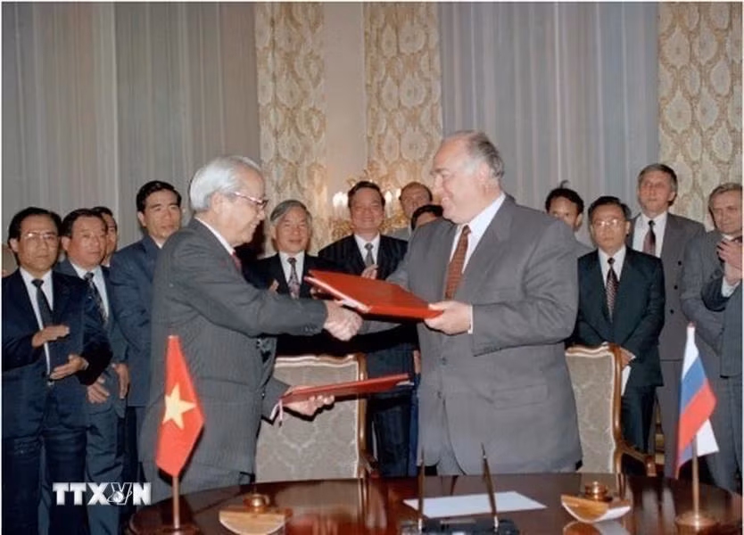 Le Premier ministre vietnamien Vo Van Kiet et son homologue russe Viktor Tchernomyrdine signent le Traité sur les principes fondamentaux des relations amicales Vietnam-Russie, le 16 juin 1994, à Moscou. Photo : VNA