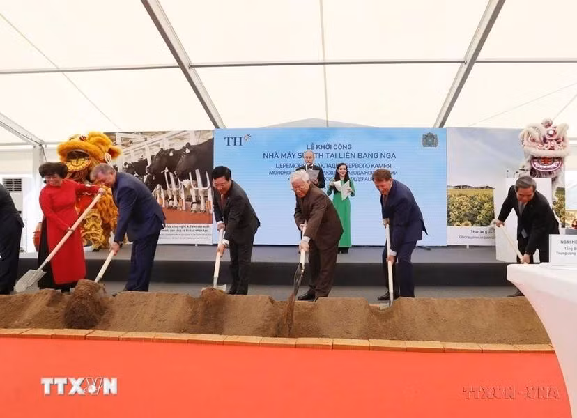 Le secrétaire général du Comité central du Parti Nguyen Phu Trong participe à la cérémonie de mise en chantier d'une usine de produits laitiers du groupe TH True Milk dans la province de Kalouga, le 7 septembre 2018. Photo : VNA