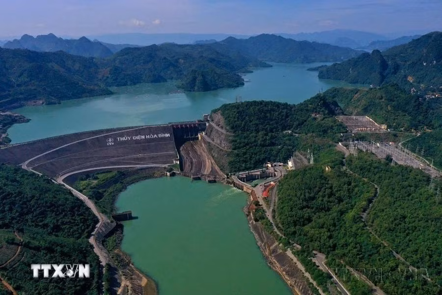 La centrale hydroélectrique de Hoa Binh, construite par l'Union soviétique en 1979, comprend 8 turboalternateurs d'une puissance installée totale de 1 920 MW. Photo : VNA