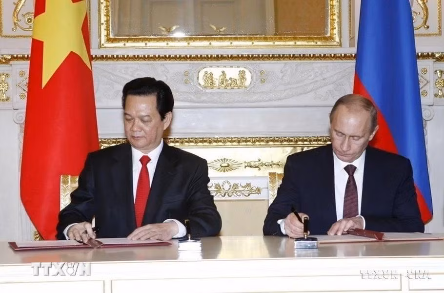 Le Premier ministre Nguyen Tan Dung et son homologue russe Vladimir Poutine signent un protocole d'accord sur les résultats de l'entretien en 2009, à Moscou. Photo : VNA