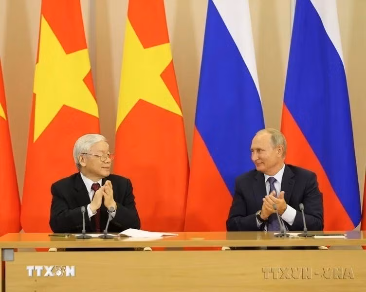 Lors de sa visite en Russie en 2018, le secrétaire général du Comité central du Parti Nguyen Phu Trong et le président Vladimir Poutine rencontrent la presse après leur entretien. Photo : VNA