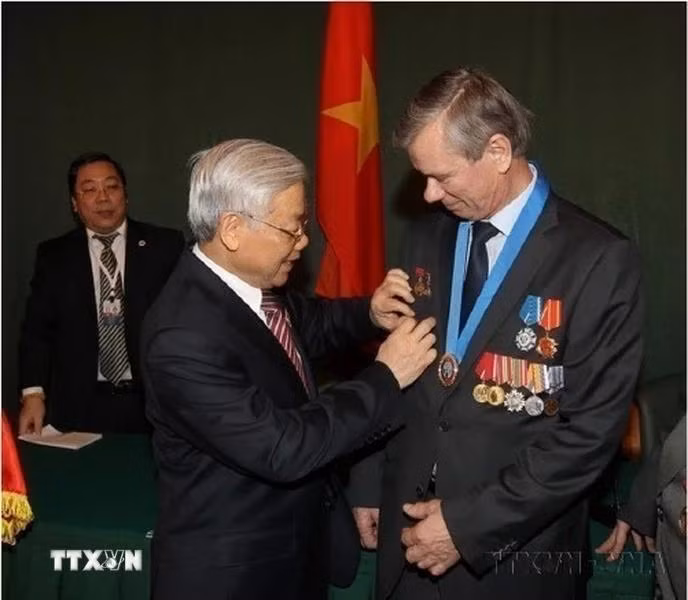 Le secrétaire général du Comité central du Parti Nguyen Phu Trong remet l'insigne de l'Oncle Ho aux représentants des anciens combattants russes ayant combattu au Vietnam, lors de sa visite officielle en Russie en 2014. Photo : VNA