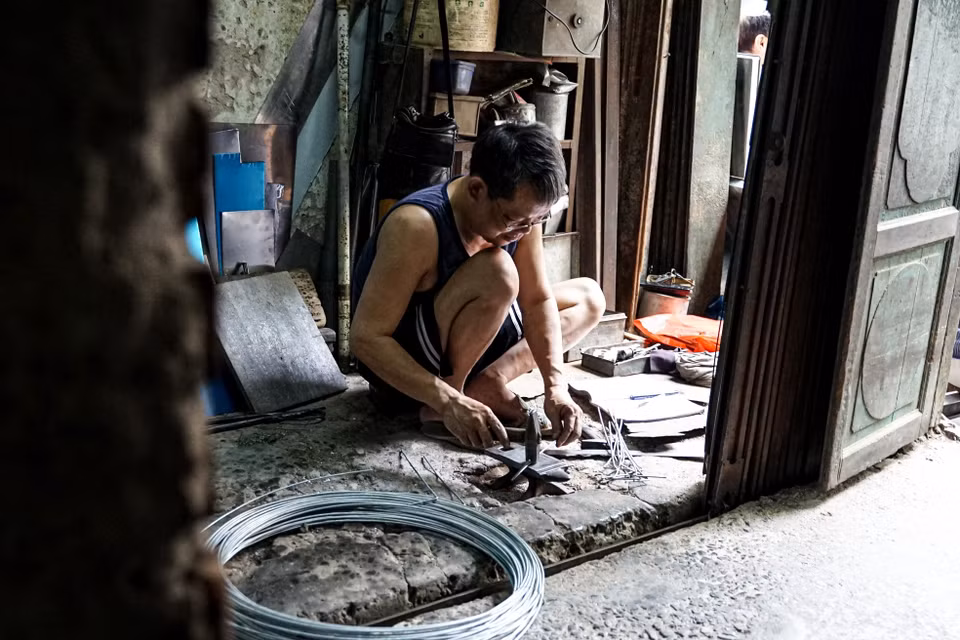 Bien que la rue Hang Thiec ait connu de nombreuses évolutions au fil des années, le son distinctif des outils de travail reste intrinsèquement familier avec ses habitants. Photo : VNA
