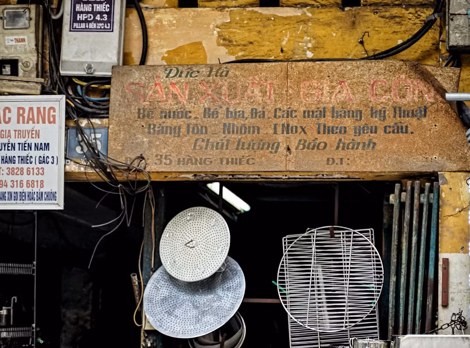 L'enseigne d'un magasin de la rue Hang Thiec arbore les marques du temps, témoignant de son histoire. Photo : VNA