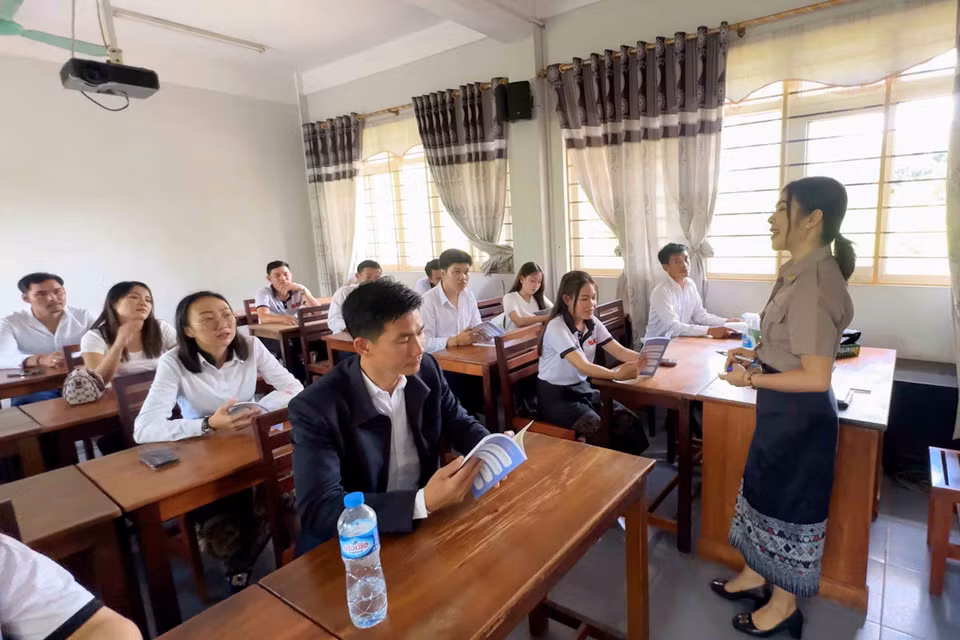 Un cours de vietnamien destinés aux cadres lao est dispensé par Lanny Phetnion, enseignante du Département de langue vietnamienne de l'Université nationale du Laos. Photo : VNA