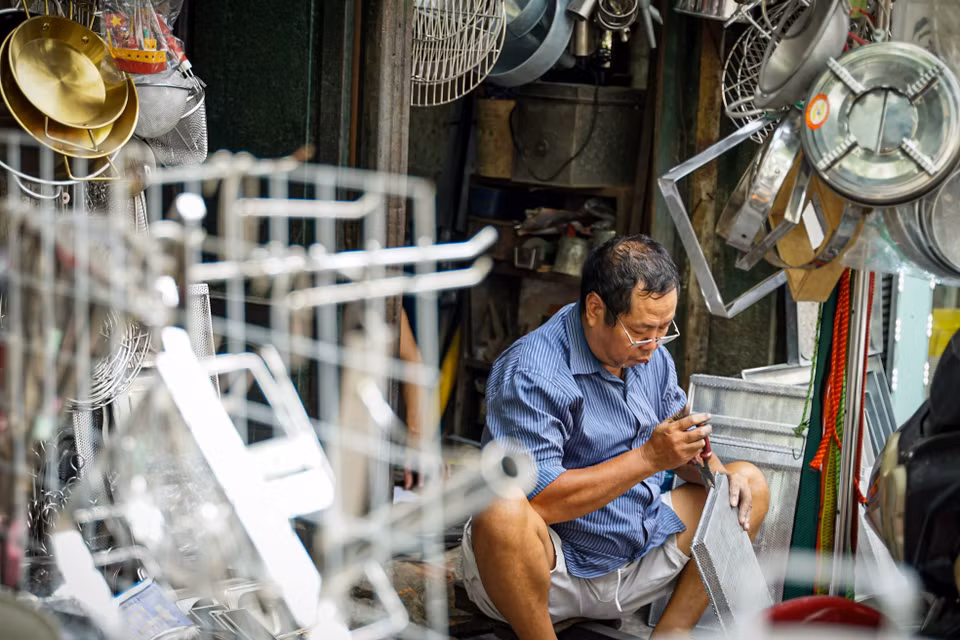 Un artisan du magasin Duc Ha, situé au 35 rue Hang Thiec, a près de quatre décennies d'expérience dans ce métier traditionnel transmis de génération en génération. Photo : VNA