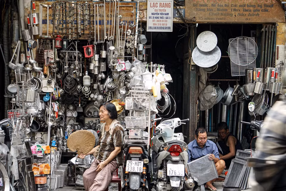 La rue Hang Thiec se distingue parmi toutes les rues artisanales du Hanoï d'antan comme celle qui a réussi à préserver son artisanat jusqu'à aujourd'hui. Photo : VNA