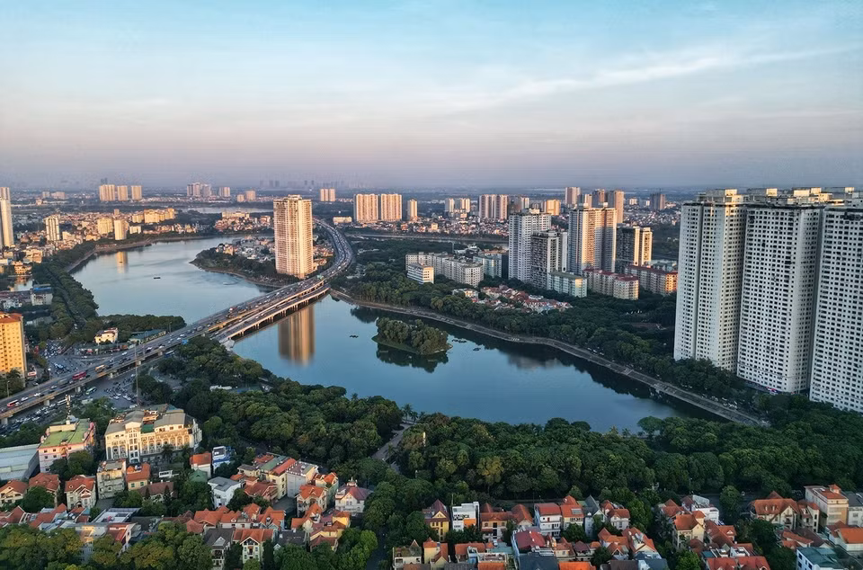 Le lac Linh Dam a une superficie de 74 hectares, avec des eaux bleu clair dans la nouvelle zone urbaine animée, faisant de cet endroit un paysage poétique et charmant.