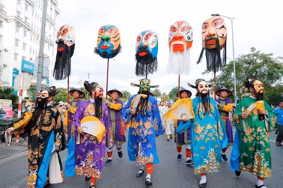 Des troupes artistiques se produisent lors de la fête de rue. Photo: VNA