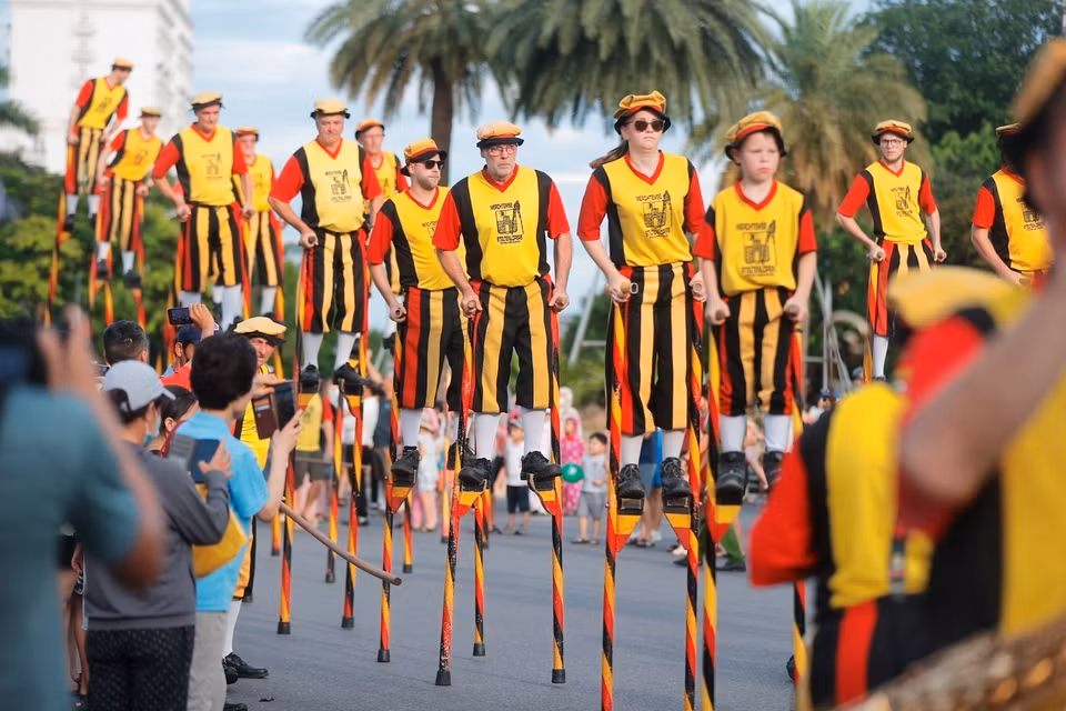 Une troupe artistique belge se produit sur des échasses. Photo: VNA