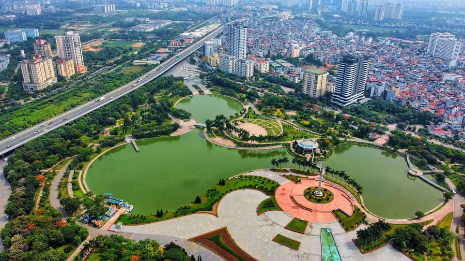 Un lac régulateur dans le parc Hoa Binh, arrondissement de Nam Tu Liem.