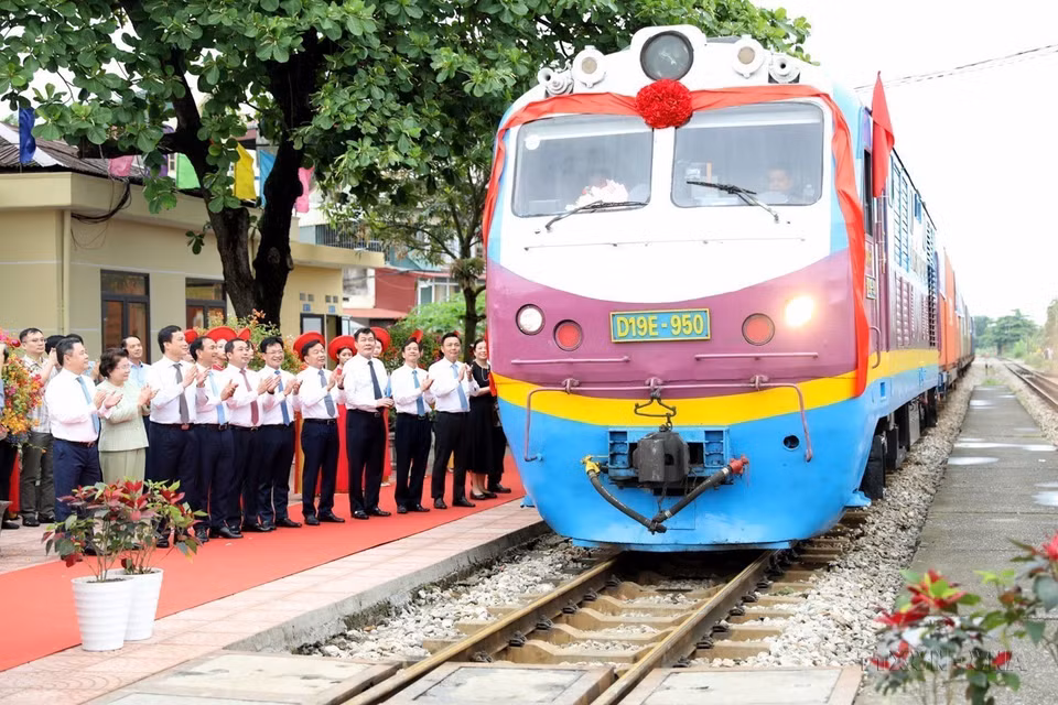 Cérémonie marquant la participation de la gare de Cao Xa dans la province de Hai Duong (Nord) à des opérations de transport intermodal international. Un train comprenant 12 conteneurs transportant du soufre, de l'aluminium et du lait est parti de la gare de Cao Xa, à destination de la gare de Yên Viên (Hanoï), au service des exportations vers la Chine, le 2 mai 2024. Photo: VNA