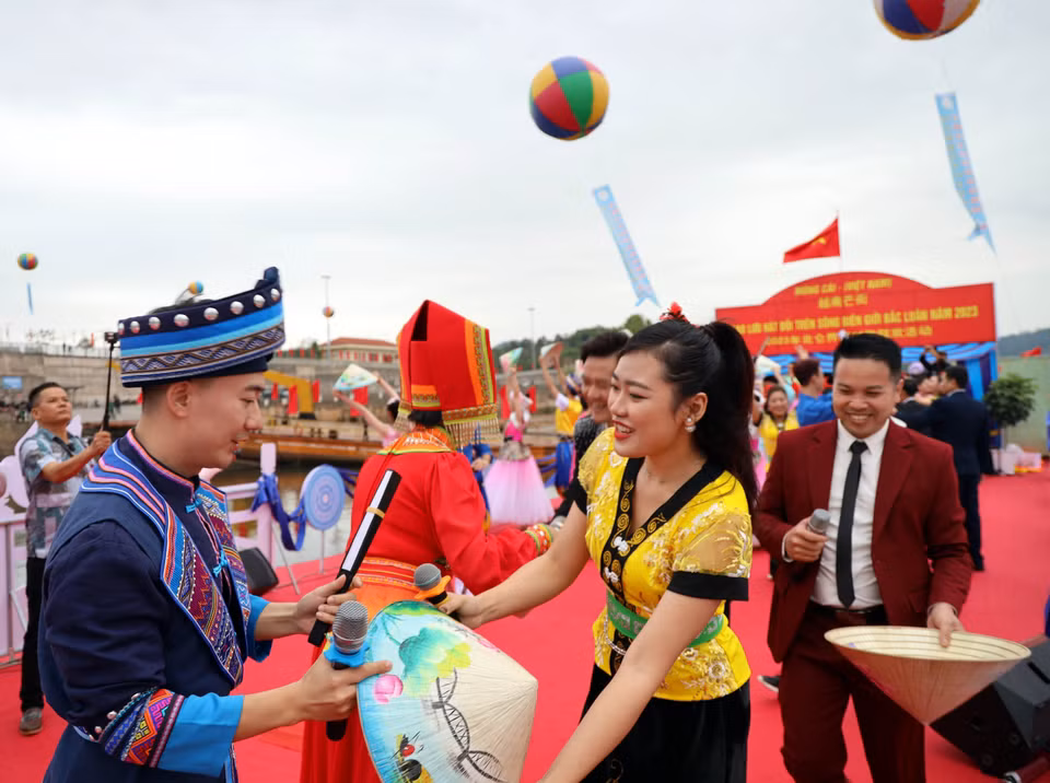 Un échange artistique de chant "hat dôi" au bord de la rivière Bac Luân, entre des jeunes des villes vietnamienne de Mong Cai et chinoise de Dongxing, dans le cadre de la 15e Foire internationale Vietnam-Chine. Photo: VNA